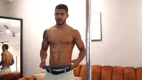 Snapshot of reik_von chatting on October 23, 12:30 pm Reik online show from October 23, 12:30 pm