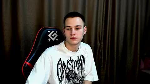 robert10211 online show from December 16, 8:21 am