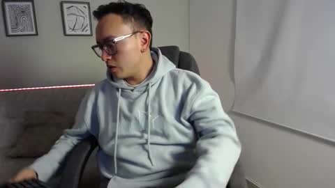 Snapshot of robert_honey chatting on October 13, 1:00 am Robert online show from October 13, 1:00 am