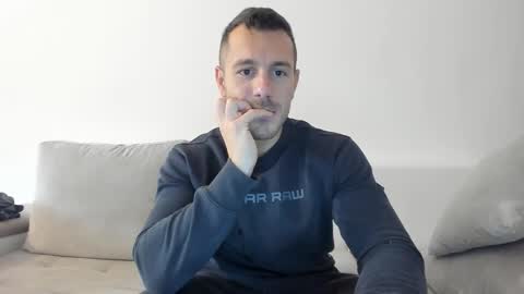 Snapshot of roberto4ever chatting on October 24, 1:24 pm roberto4ever online show from October 24, 1:24 pm