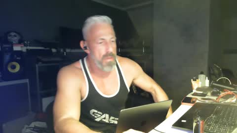 Chico que rico Caliente online show from April 23, 1:43 am