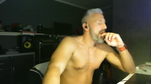 Chico que rico Caliente online show from February 1, 2:05 am