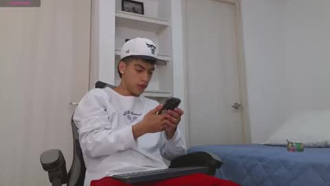  R U S S E L L  online show from December 17, 10:11 am