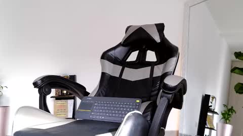  R U S S E L L  online show from October 12, 9:20 pm