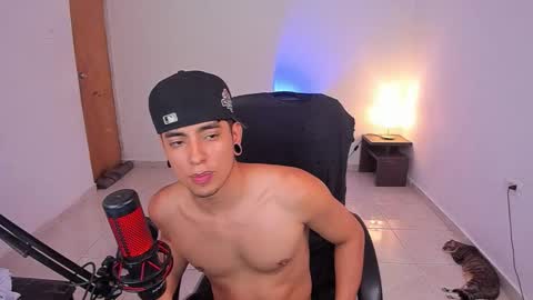 Snapshot of saenz_hotx chatting on October 25, 10:44 pm saenz_hotx online show from October 25, 10:44 pm