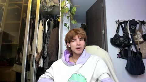 Snapshot of santy_kitty chatting on February 4, 1:34 am kitty online show from February 4, 1:34 am