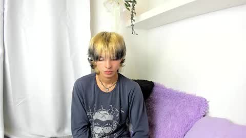 Snapshot of santy_kitty chatting on December 4, 6:44 am kitty online show from December 4, 6:44 am