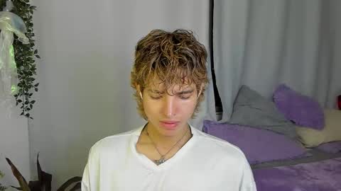 Snapshot of santy_kitty chatting on October 4, 2:49 am kitty online show from October 4, 2:49 am