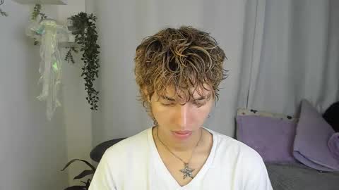 Snapshot of santy_kitty chatting on October 17, 2:37 am kitty online show from October 17, 2:37 am