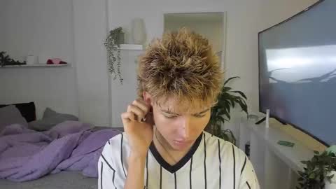 Snapshot of santy_kitty chatting on October 28, 1:19 am kitty online show from October 28, 1:19 am