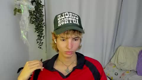 Snapshot of santy_kitty chatting on October 6, 2:49 am kitty online show from October 6, 2:49 am