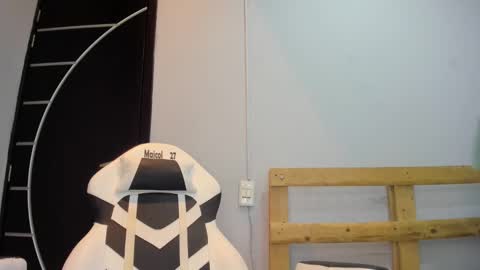 Snapshot of sebastian_0422 chatting on January 3, 11:23 pm sebastian 0422 online show from January 3, 11:23 pm