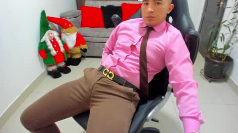 Snapshot of sebastian_oconnor77 chatting on December 12, 7:04 pm juan  sebastian online show from December 12, 7:04 pm