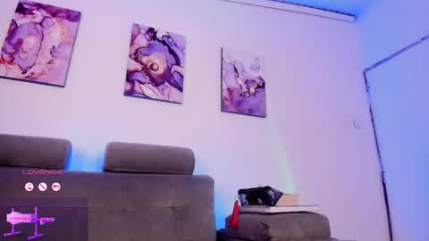     .  INDEPENDENT MODEL online show from February 7, 6:46 pm