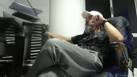 Snapshot of serioyhetero19 chatting on October 22, 11:52 pm hetero serio discreto online show from October 22, 11:52 pm