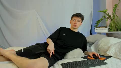 Max online show from March 4, 8:05 pm