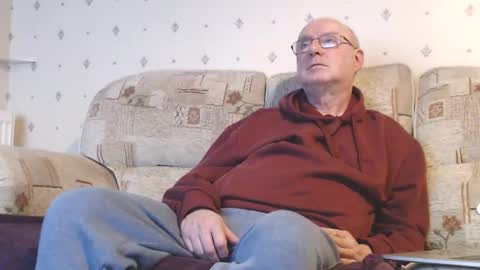 Snapshot of smallsteve562 chatting on December 2, 8:20 pm Steve online show from December 2, 8:20 pm