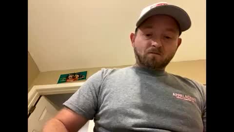 Snapshot of smokeymt420 chatting on December 8, 2:18 am smokeymt420 online show from December 8, 2:18 am