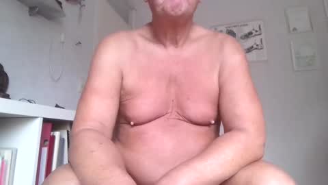 Snapshot of smoothy5460 chatting on December 19, 10:34 am smoothy5460 online show from December 19, 10:34 am