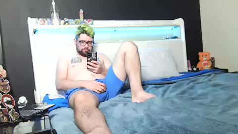 snackonzach online show from December 10, 4:02 am