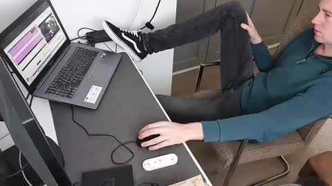 sneakerboy444 online show from October 24, 9:11 am