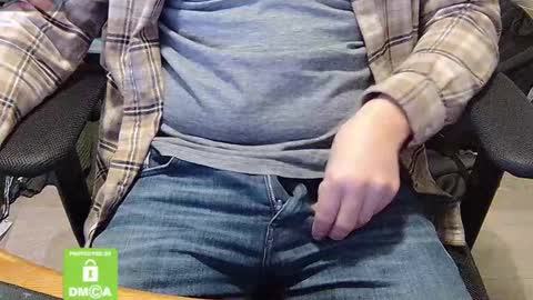 Snapshot of sneakybill82 chatting on March 4, 8:38 pm Sneakybill online show from March 4, 8:38 pm