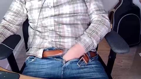 Snapshot of sneakybill82 chatting on October 28, 9:39 pm Sneakybill online show from October 28, 9:39 pm