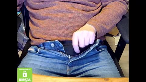 Snapshot of sneakybill82 chatting on December 17, 10:32 pm Sneakybill online show from December 17, 10:32 pm