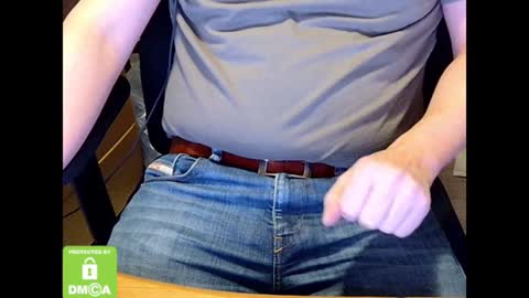 Snapshot of sneakybill82 chatting on December 21, 1:32 pm Sneakybill online show from December 21, 1:32 pm