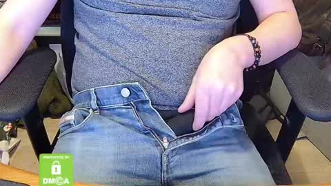 Snapshot of sneakybill82 chatting on February 23, 6:52 pm Sneakybill online show from February 23, 6:52 pm