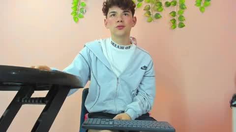 soyfelipx online show from June 9, 6:26 am