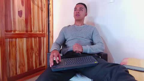 steven_modelo69 online show from February 17, 5:58 am