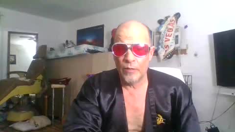 Snapshot of suckitu812 chatting on February 18, 2:27 am SUCKITU812 online show from February 18, 2:27 am