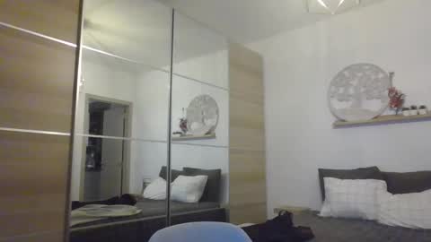 syl092 online show from December 4, 4:27 pm