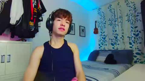 Snapshot of t0n3r chatting on September 10, 2:32 am TONER online show from September 10, 2:32 am