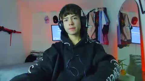 Snapshot of t0n3r chatting on October 24, 1:40 am TONER online show from October 24, 1:40 am