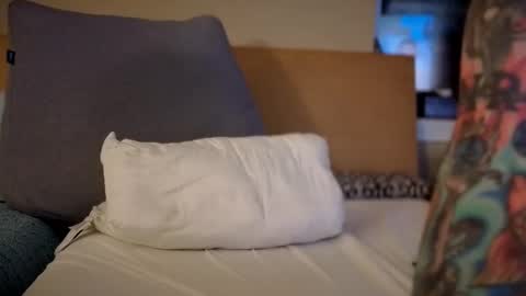 Snapshot of tattooed_love_boy chatting on October 24, 12:24 am tattooed love boy online show from October 24, 12:24 am