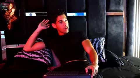 taylorsmiths_ online show from January 6, 3:54 am