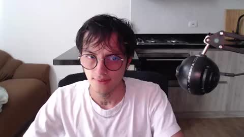 Teo independent model online show from August 5, 2:22 pm