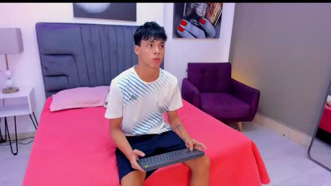 Snapshot of team_twinks chatting on October 23, 11:13 am Team Twinks online show from October 23, 11:13 am