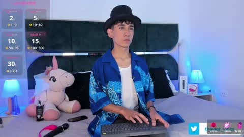 Snapshot of thayler_jones chatting on January 26, 11:17 am Thayler  online show from January 26, 11:17 am