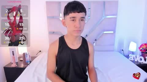 Snapshot of thayler_jones chatting on September 29, 11:08 am Thayler  online show from September 29, 11:08 am