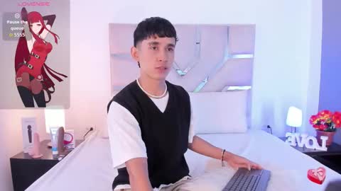 Snapshot of thayler_jones chatting on September 19, 11:32 am Thayler  online show from September 19, 11:32 am