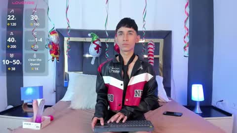 Snapshot of thayler_jones chatting on December 24, 11:17 am Thayler  online show from December 24, 11:17 am