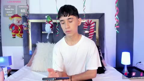 Snapshot of thayler_jones chatting on December 27, 11:17 am Thayler  online show from December 27, 11:17 am