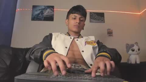 Snapshot of the_weed_guys chatting on December 11, 10:49 pm Danny online show from December 11, 10:49 pm