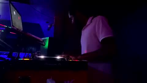 Snapshot of thejamaican101 chatting on September 19, 3:51 am Alex876 online show from September 19, 3:51 am