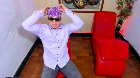 themuscularvenezuelanman online show from April 3, 11:56 pm