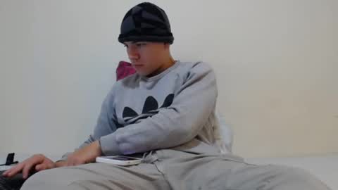 Thiago independent model online show from January 4, 6:30 am