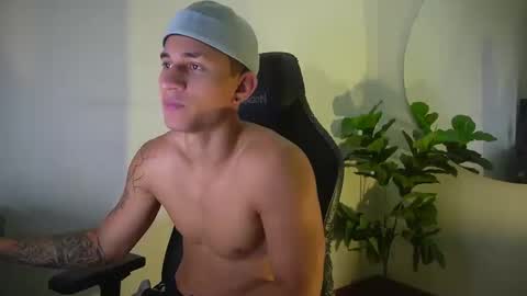 thin_tommy11 online show from March 5, 11:34 pm